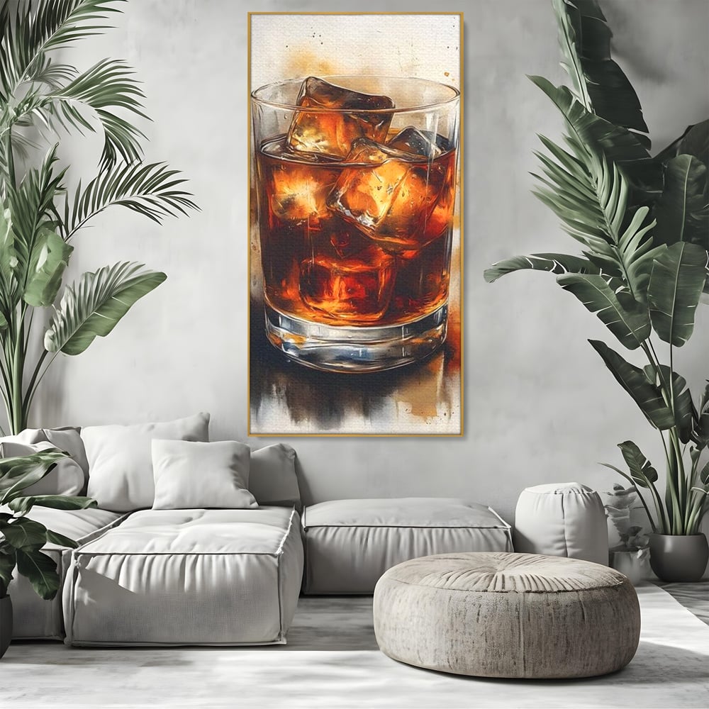 Tablou canvas cu tablou pictura pahar whisky cu gheata, in rama de aluminiu auriu, pe perete intr-un living